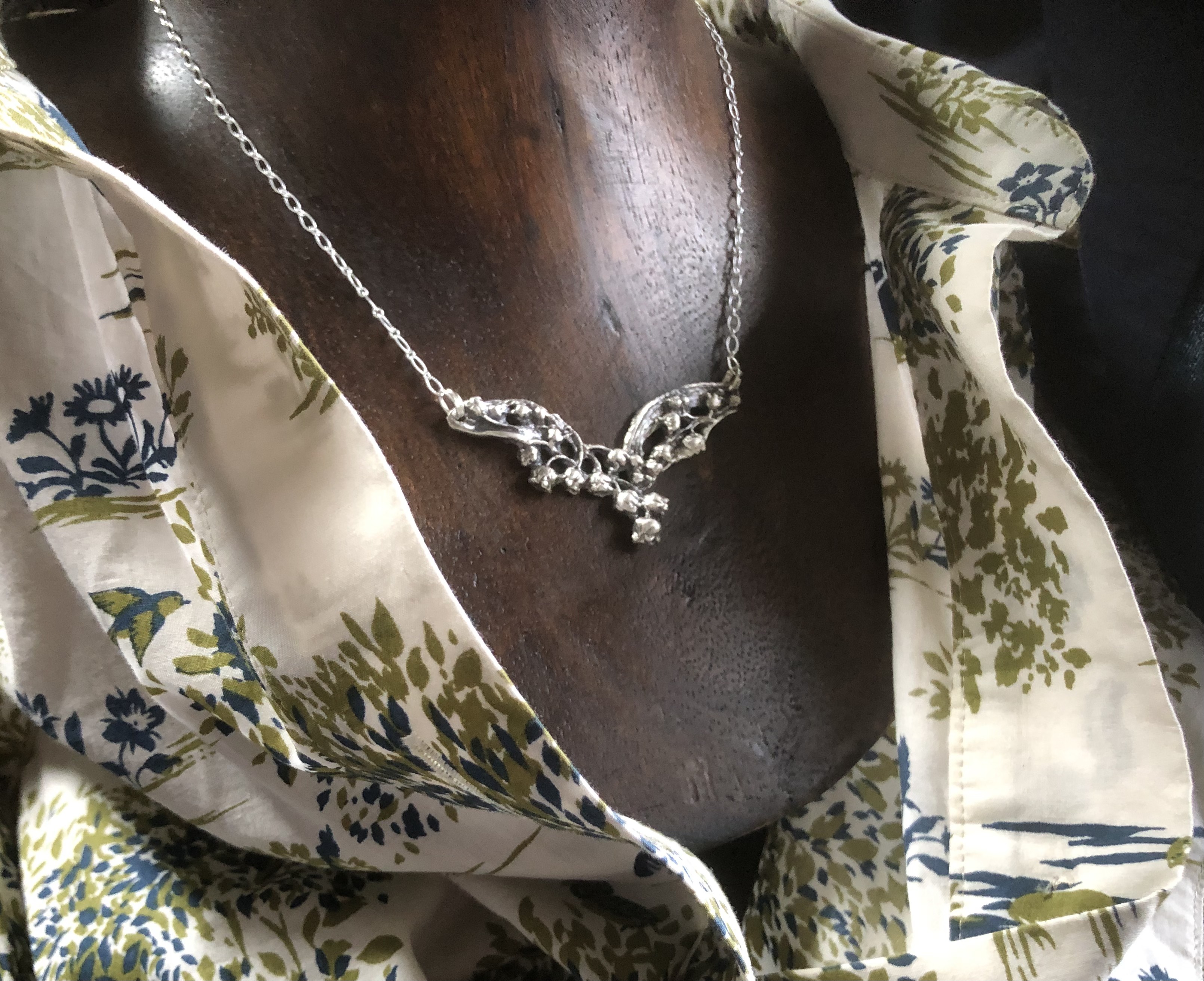 Sv900透かし彫りすずらんペンダント