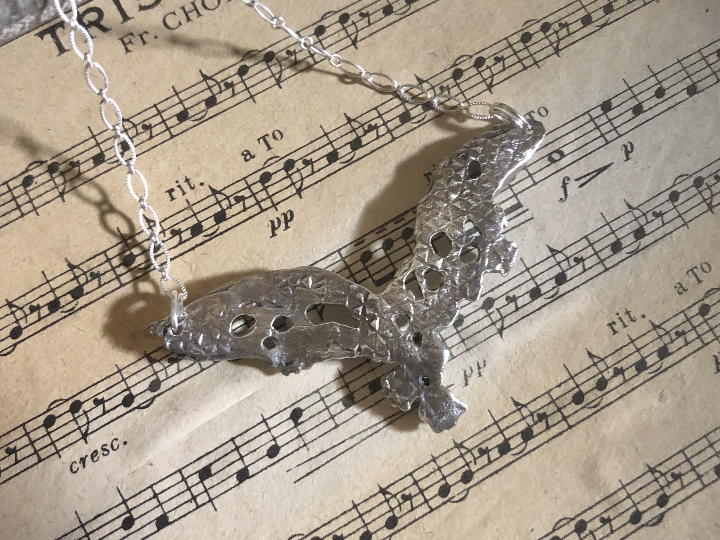 Sv900透かし彫りすずらんペンダント