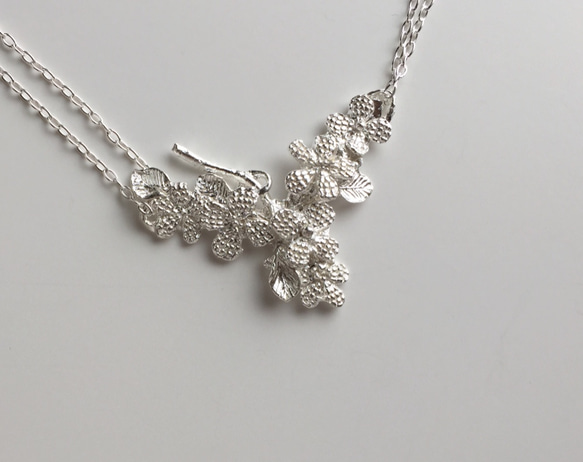 Pure Silver 　・＊Vシェイプ刺繍フラワー＊・ペンダント 4枚目の画像