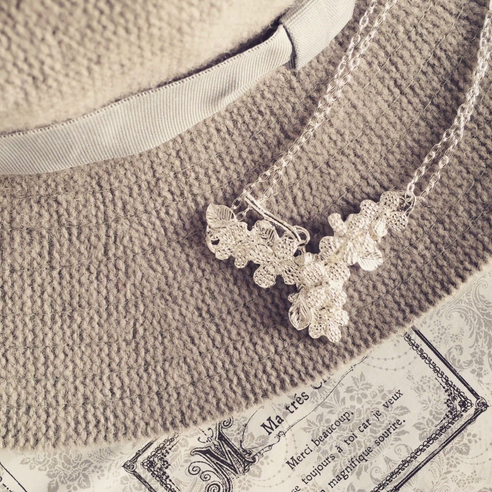 Pure Silver 　・＊Vシェイプ刺繍フラワー＊・ペンダント