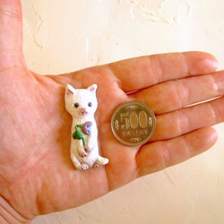 白猫とスミレ　陶土ブローチ 4枚目の画像