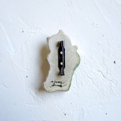 子猫とスズラン　陶土ブローチ 5枚目の画像