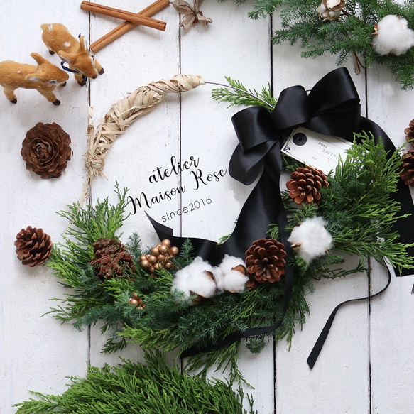 ☆クリスマスリース 生ヒバ ヒムロ杉の三日月リース おしゃれ 【Creema