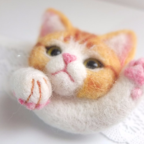 あいさつ猫さんブローチ 茶トラ☆羊毛フェルト 羊毛フェルト AKAI