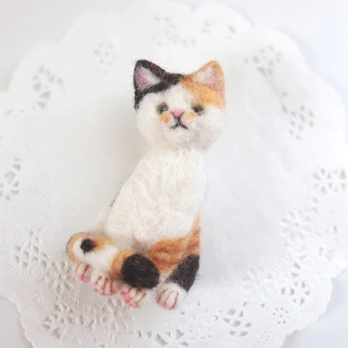 ちょこんとお座り猫ブローチ 三毛☆羊毛フェルト 羊毛フェルト