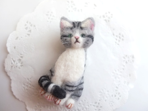 ちょこんとお座り猫ブローチ　サバトラ☆羊毛フェルト 4枚目の画像