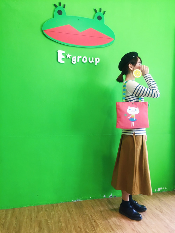 E*group 新款 肩背袋 雙面設計（草莓焦糖） 帆布包 帆布袋 手提袋 貓 青蛙 售價＄780 優惠＄499 第6張的照片