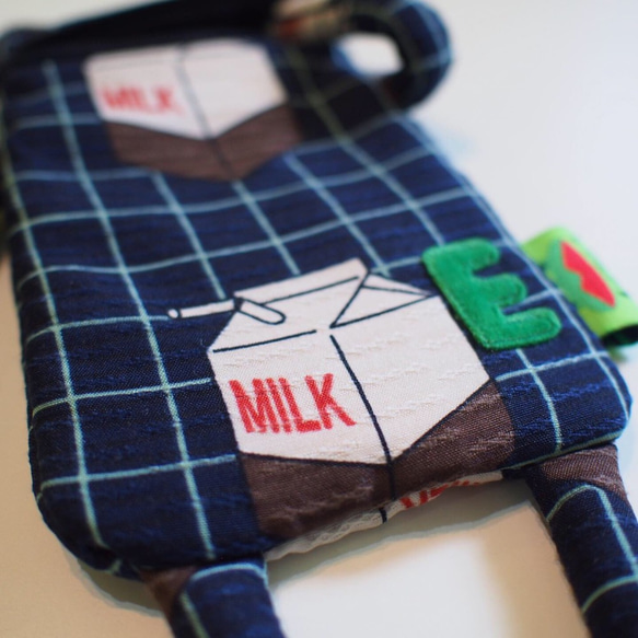 E*group 阿蛙口水包 牛奶盒 iphone系列皆可 手機袋 第3張的照片