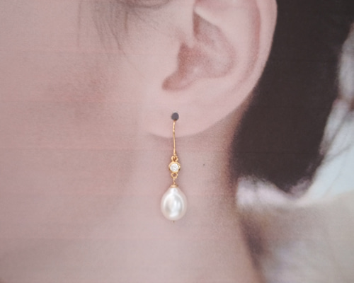 【1235】ガラスチャームとパールのフックピアス 1235】ガラスチャームとパールのフックピアス