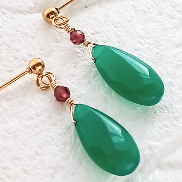 グリーンアゲートのピアス グリーンアゲートとカーネットのポストピアス ピアス（スタッド・一粒