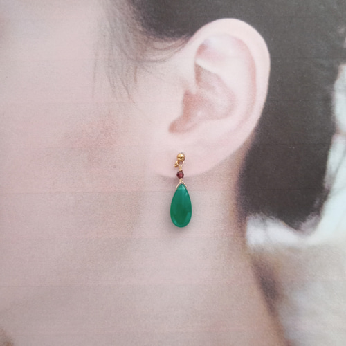 グリーンアゲートとカーネットのポストピアス ピアス（スタッド・一粒