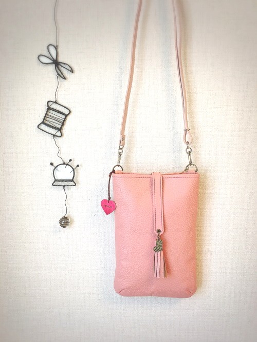 縦長バッグ・ピンク本革ショルダーバッグ・タッセルチャーム・日本産牛革使用
