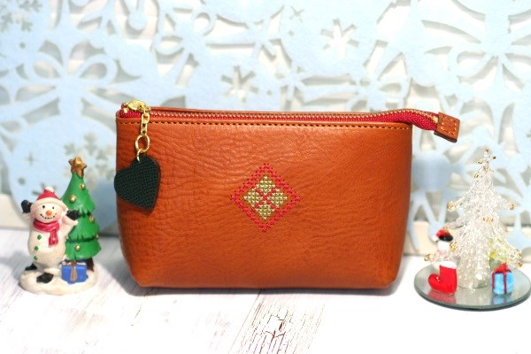 ☆コスメポーチ（北欧風刺しゅう・イタリアンレザー･キャメル） 4,992円