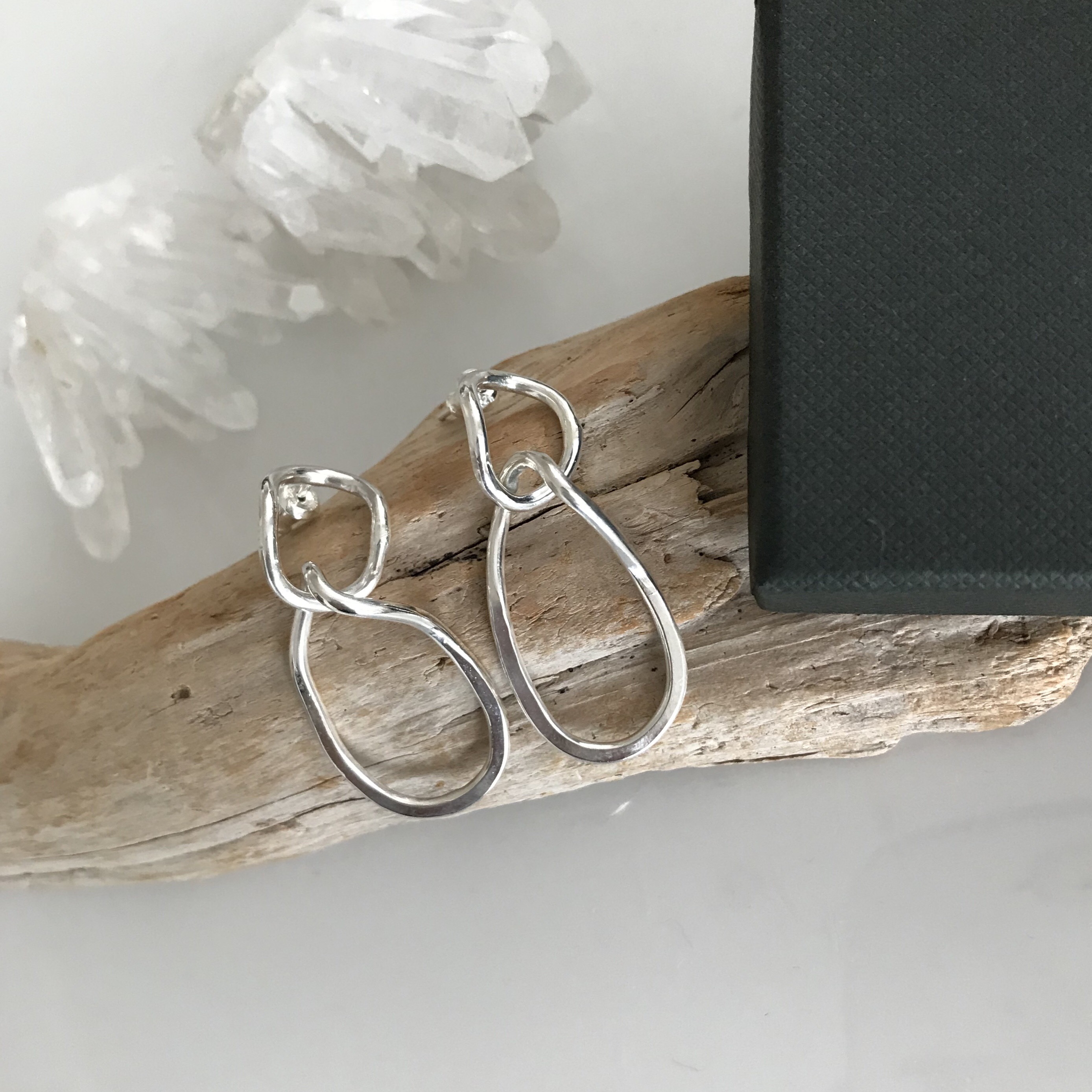 ピアスwg ショパール風 ラウンド 中で揺れる