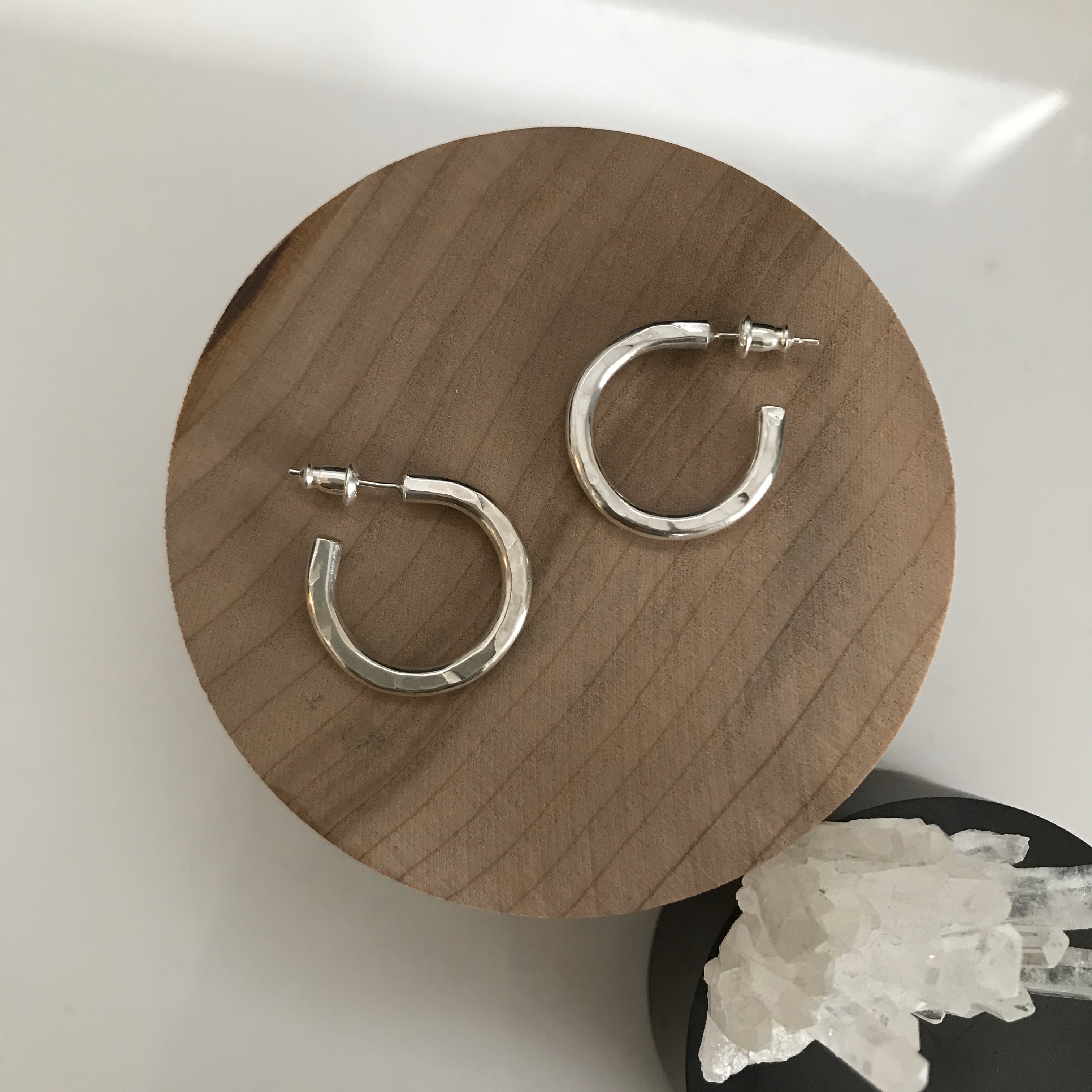 【silver950】鎚目のしっかりシルバーフープピアス　Mサイズ　18kポスト.イヤリング変更可能　カジュアルスタイル