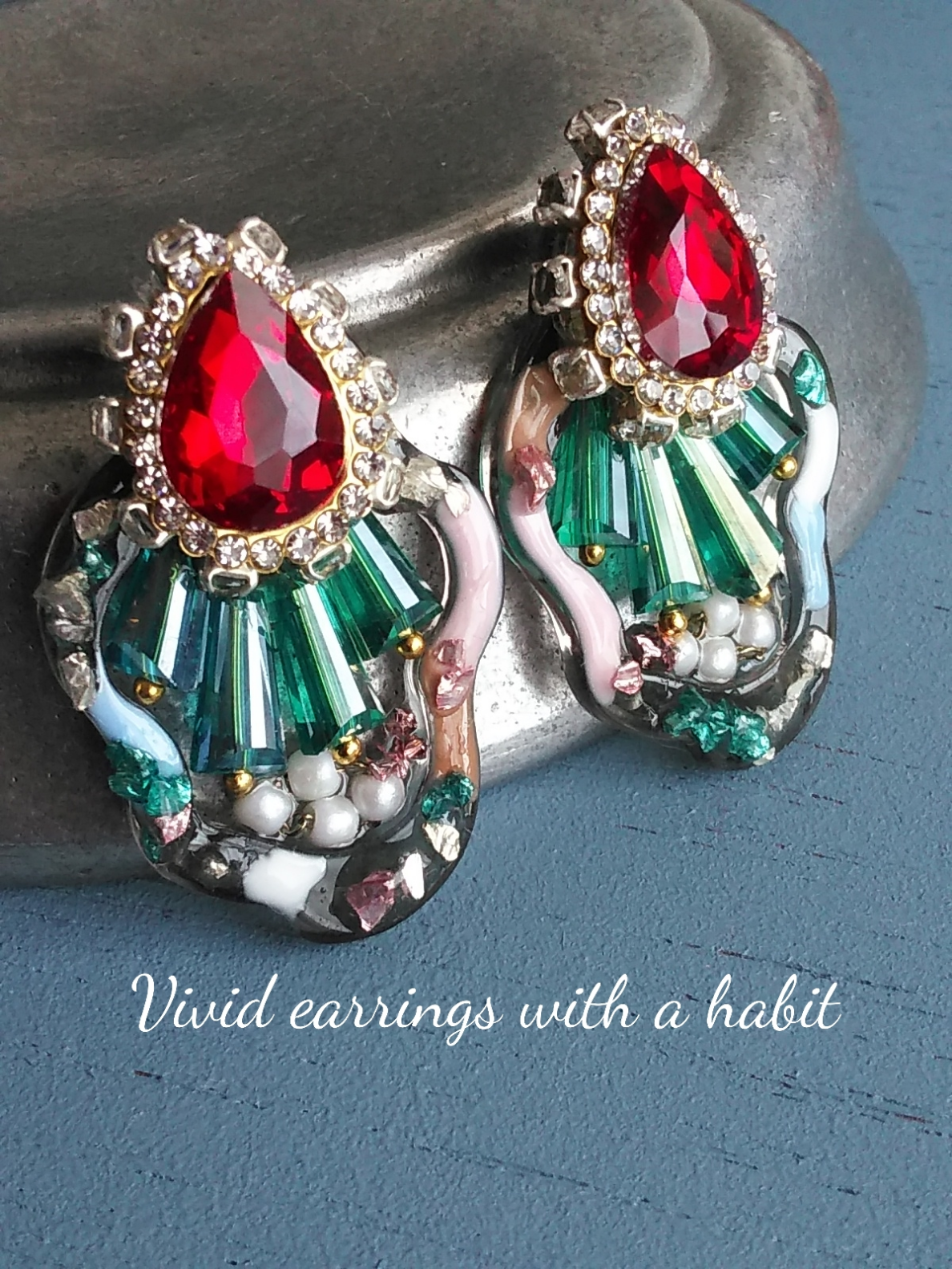 鮮やかな色のピアスorイヤリング