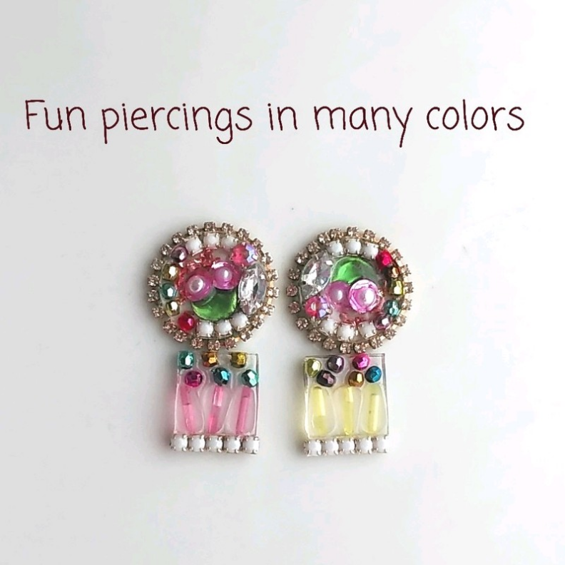 たくさんの色が楽しいカラフルピアス