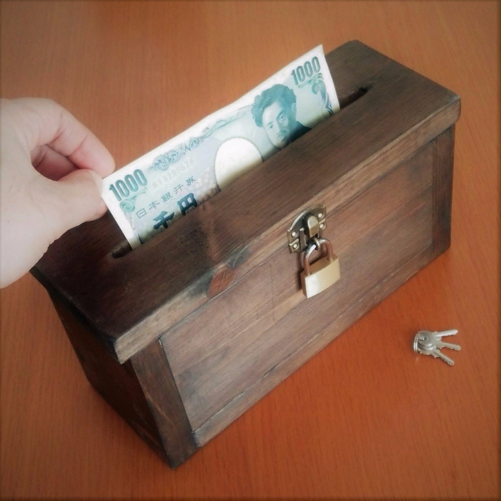 鍵付き木製貯金箱 ウォールナット 賽銭箱 募金箱 お札可 施錠可