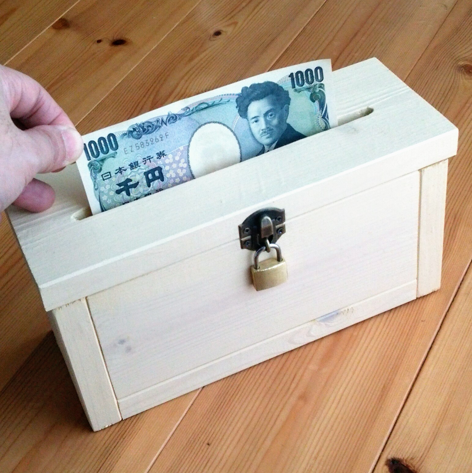 鍵付き木製貯金箱(お札可) アイボリー 賽銭箱 募金箱