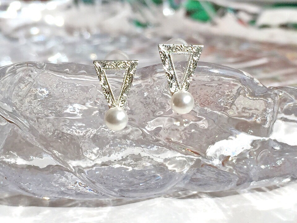 三角形のエレガントなパール付きピアス SV925【受注生産】 8,510円