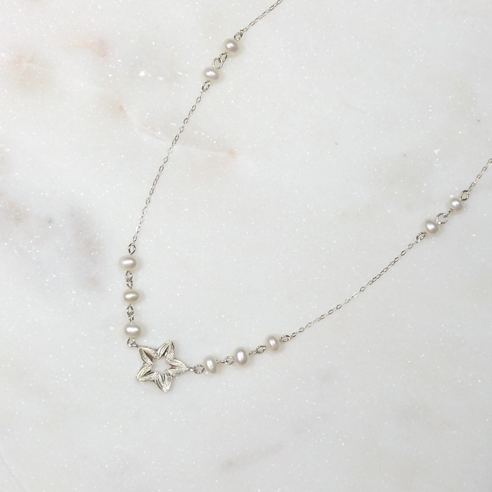 星の花と真珠のネックレス