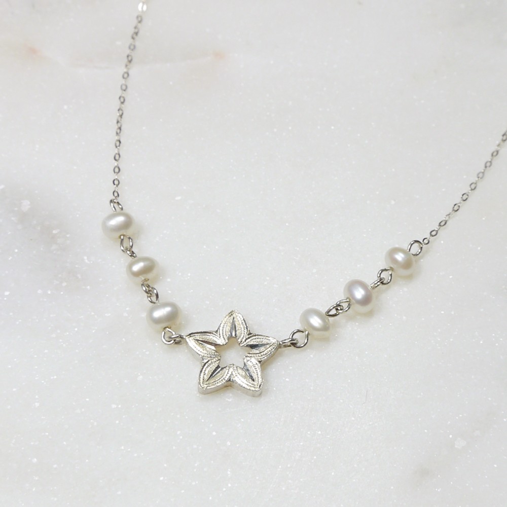 星の花と真珠のネックレス