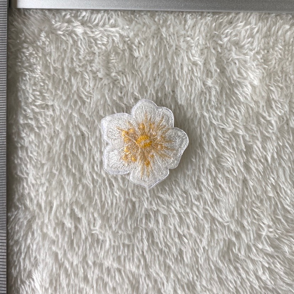 1枚 可愛い 白桜 花 フラワー 刺繍ワッペン アイロン接着タイプ 白 BK200927 ハンドメイド 手芸 素材 材料 3枚目の画像
