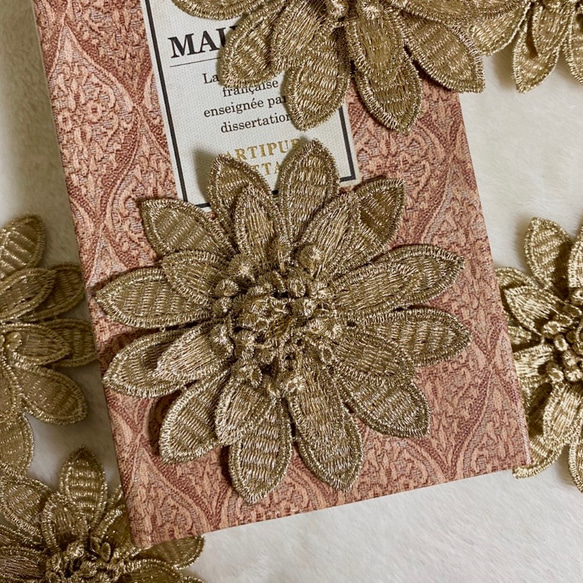 1枚 豪華 立体花 フラワー 金糸 刺繍 レースアップリケ モチーフ ゴールド BK201017 ハンドメイド 手芸 2枚目の画像