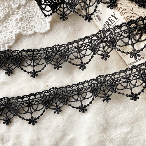 ロココ花柄レースのアクセサリートレイと ロココなレース装飾の円形小物入れ　2点 ロココ花柄レースのアクセサリートレイと ロココなレース装飾の