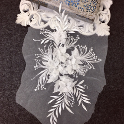 パール付き 立体 花 刺繍 モチーフ アップリケ 白  BK180221 ハンドメイド 素材 材料 ドレス 1枚目の画像