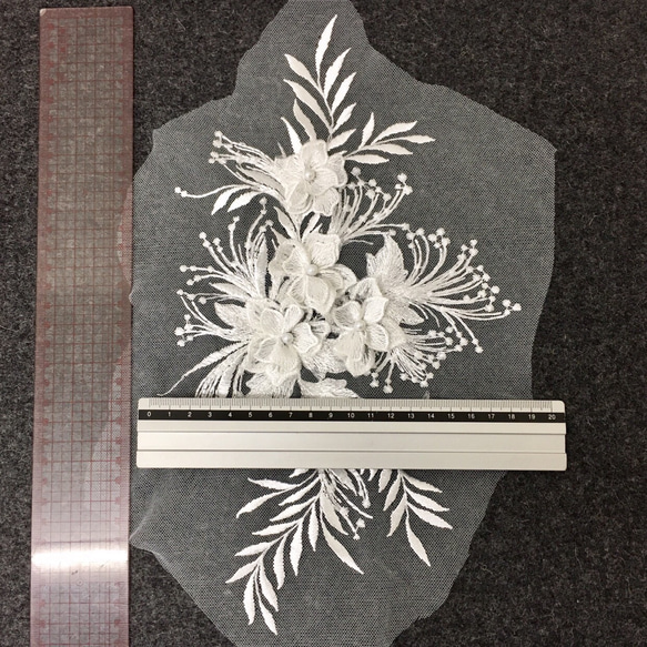 パール付き 立体 花 刺繍 モチーフ アップリケ 白  BK180221 ハンドメイド 素材 材料 ドレス 3枚目の画像