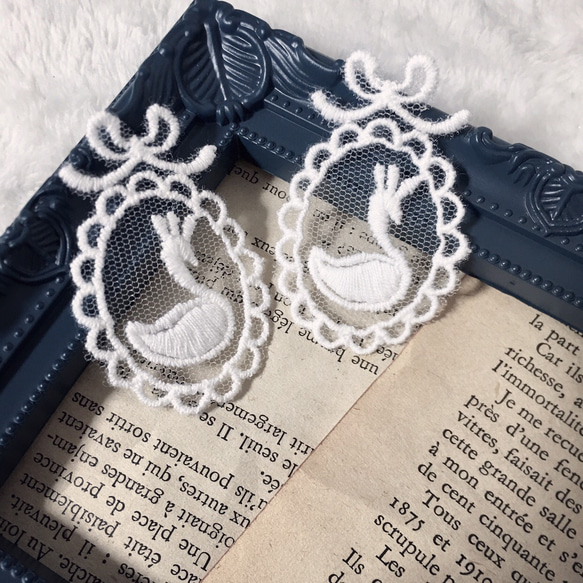 お値下げ　ハンドメイド　人気作家様　スワン　白鳥　アンティークレース　パール 再入荷＊2枚セット スワン 白鳥 チュール刺繍 レースモチーフ 白