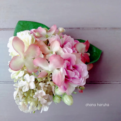 軽やかなアクセサリーピンクベージュの小花を集めた大人可愛い春色コサージュ 1枚目の画像