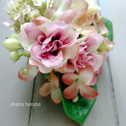 軽やかなアクセサリーピンクベージュの小花を集めた大人可愛い春色コサージュ 2枚目の画像