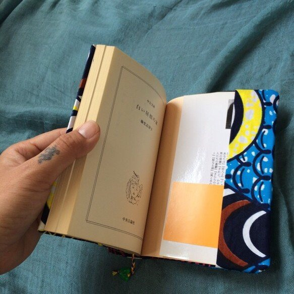 アフリカンファブリック リバーシブル Book カバー(ブルー) 3枚目の画像