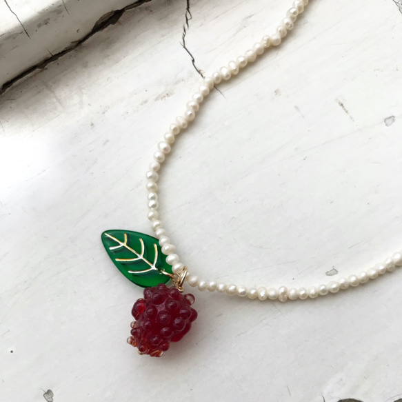 森林裡的覆盆莓琉璃果實+淡水珍珠項鍊 第1張的照片