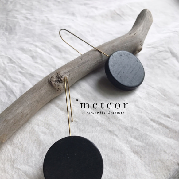 METEOR JEWELRY 木頭極簡耳環 黑色 第3張的照片