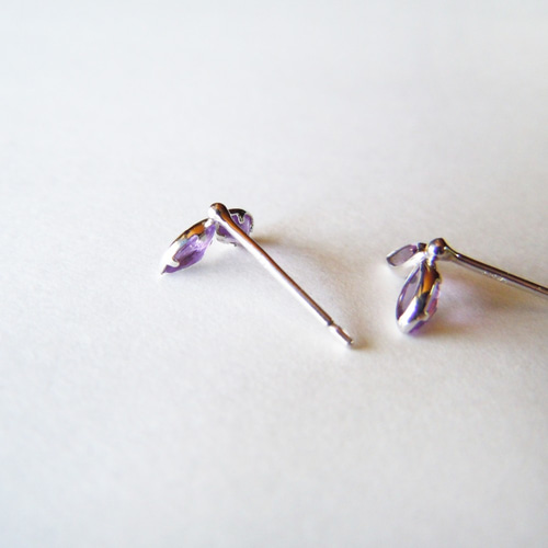 K18WG/超クリア/オーバルカットアメシストピアス キャッチ付K14WG