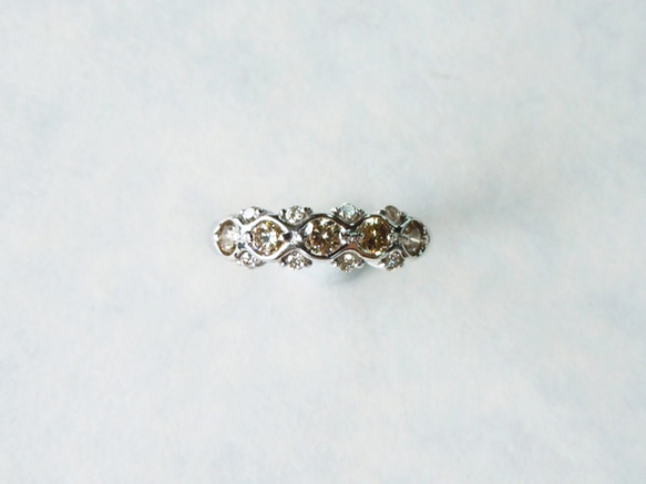 K18WG ブラウンダイヤとメレダイヤの一文字風デザインリング 2枚目の画像