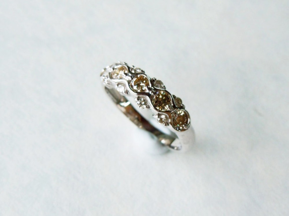 K18WG ブラウンダイヤとメレダイヤの一文字風デザインリング 3枚目の画像