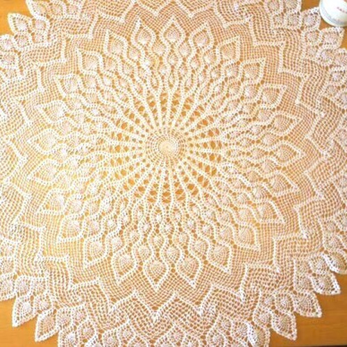 No.60『ホワイトのレース編みドイリー』（テーブルクロス）ハンドメイド