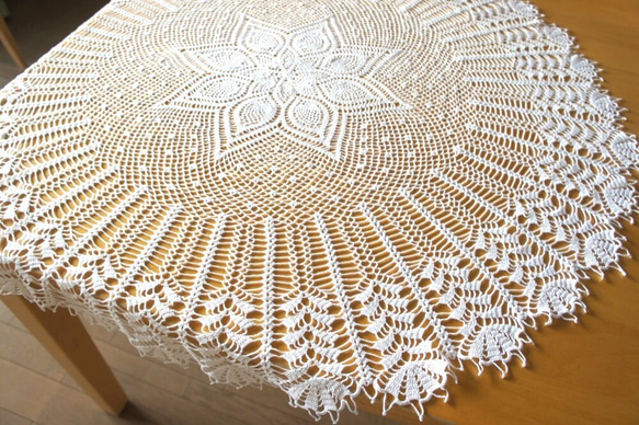 No.124 【再販】手編みレース　大きなフラワーモチーフのテーブルクロス 2枚目の画像