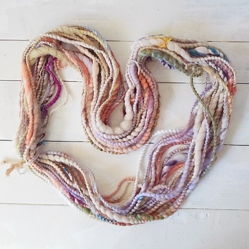 アートヤーン(280)約40g 1144円 アートヤーン(280)約40g 1144円