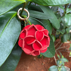 植鞣牛皮繡花球球鑰匙圈 -鮮豔紅 情人節 婚禮小物 吊飾 第2張的照片