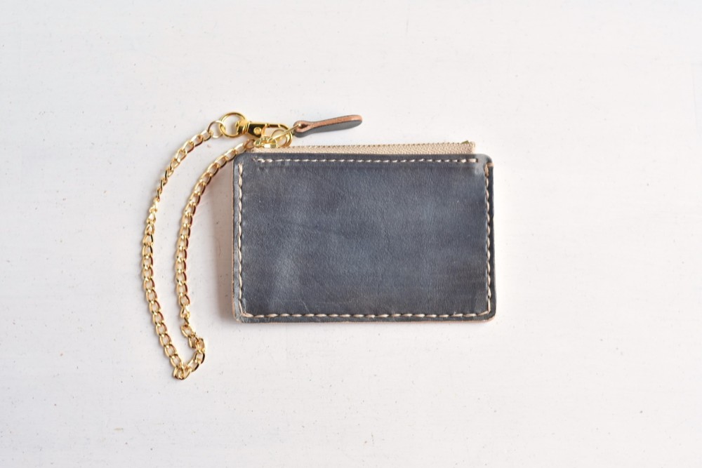 革の手染めパスケース「the Black（ファスナー付きパスケース）」