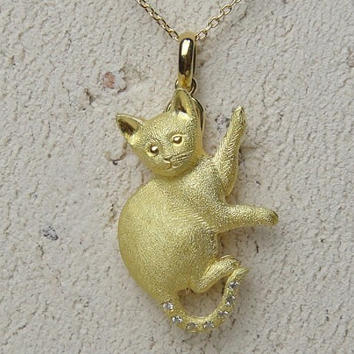 横向き猫ブローチ＆ペンダントトップ （K18YG/ダイヤ) ネックレス