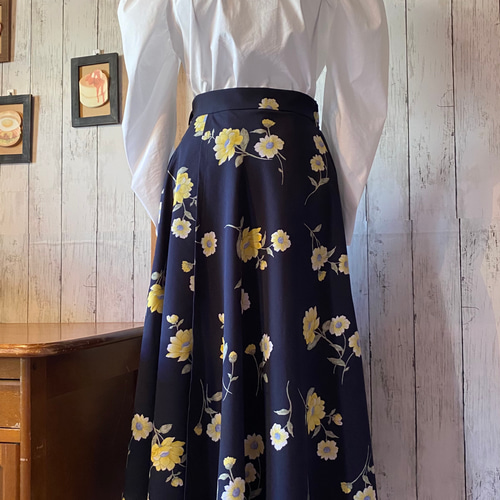 大花柄 ラップ風アシンメトリーフレアスカート ネイビー×イエロー W61  