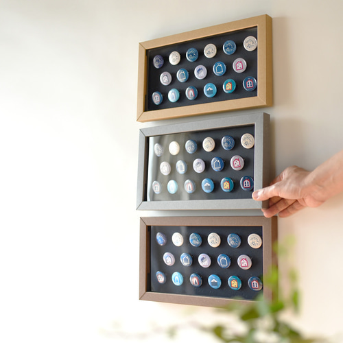 缶バッジを飾る専用フレーム 3つの色と3つのレイアウトから選べる紙製