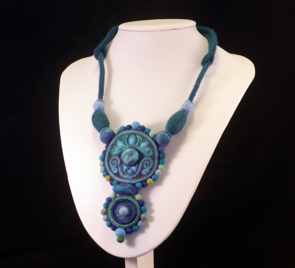 フェルトのネックレス
