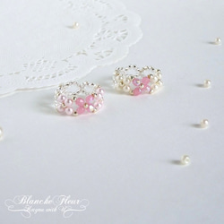 最後の1点「桜ピンク＆桜ホワイト」ミルキーピンクのチェコビーズとパールのピンキーリング・お花モチーフのビーズ編み 2枚目の画像